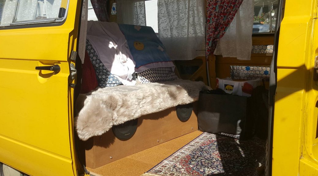 Bulliausbau Bett und Boden