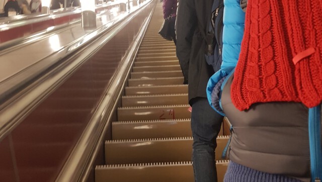 Ewig lange Rolltreppe zur Metro